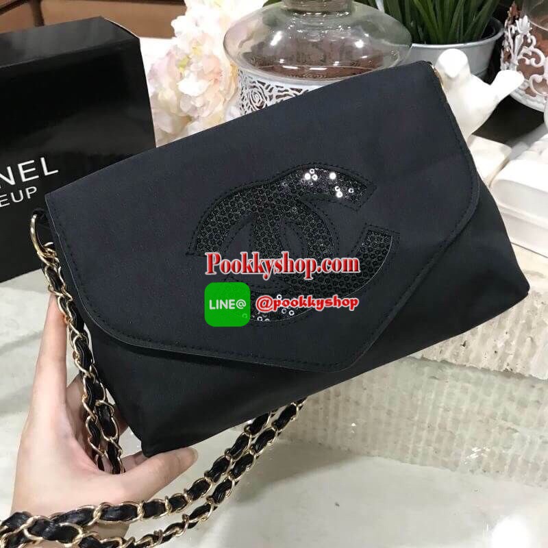 ห้ามพลาดรุ่นใหม่ล่าสุด! Chanel Envelope Cosmetic Bag With Chain VIP Gift With Purchase (GWP) พรีเมี่ยมเเท้จาก Chanel Cosmetic Counter ดีไซน์รูปซองจดหมายวัสดุ Nylon&Polyester 100% อยู่ทรงสวยด้านหน้าประดับโลโก้แบรนด์วิ้งๆสวยหรูดูดี เปิดปิดด้วยฝาปิดพร้อมซิปแ