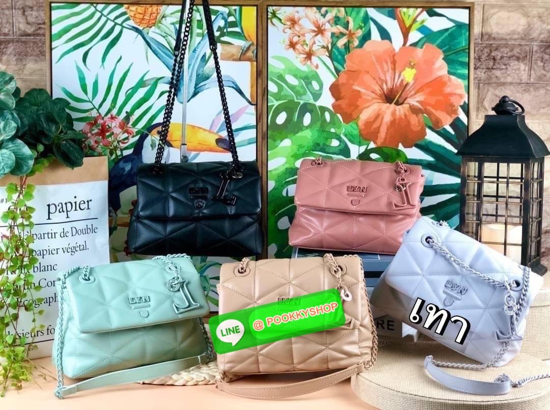 แท้ 💋 Outlet New! LYN TRINITY HANDBAG กระเป๋าสะพายข้าง/ครอสบอดี้ใบสวย วัสดุหนังเดินด้ายลายสามเหลี่ยมทั้งใบ พร้อมพวงกุญแจ(ถอดได้) เปิดปิดแบบกระดุมแม่เหล็ก ด้านในมีช่องซิปเล็ก 1 ช่อง รุ่นนี้สามารถใส่ iPhone plus และกระเป๋าเงินใบกลางได้ค่า สายยาวเป็น