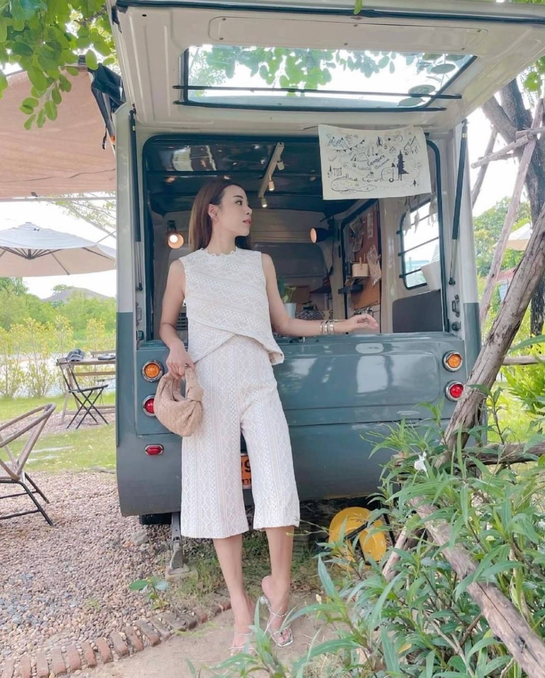 Set เสื้อแขนกุดปลายวียาว กางเกงขา 6 ส่วน ผ้าลูกไม้สีขาว เคลือบผ้าซับในสีครีม งานจริงสวยมากกกก บอกได้เลยว่าลุคนี้ดูรวยค่า