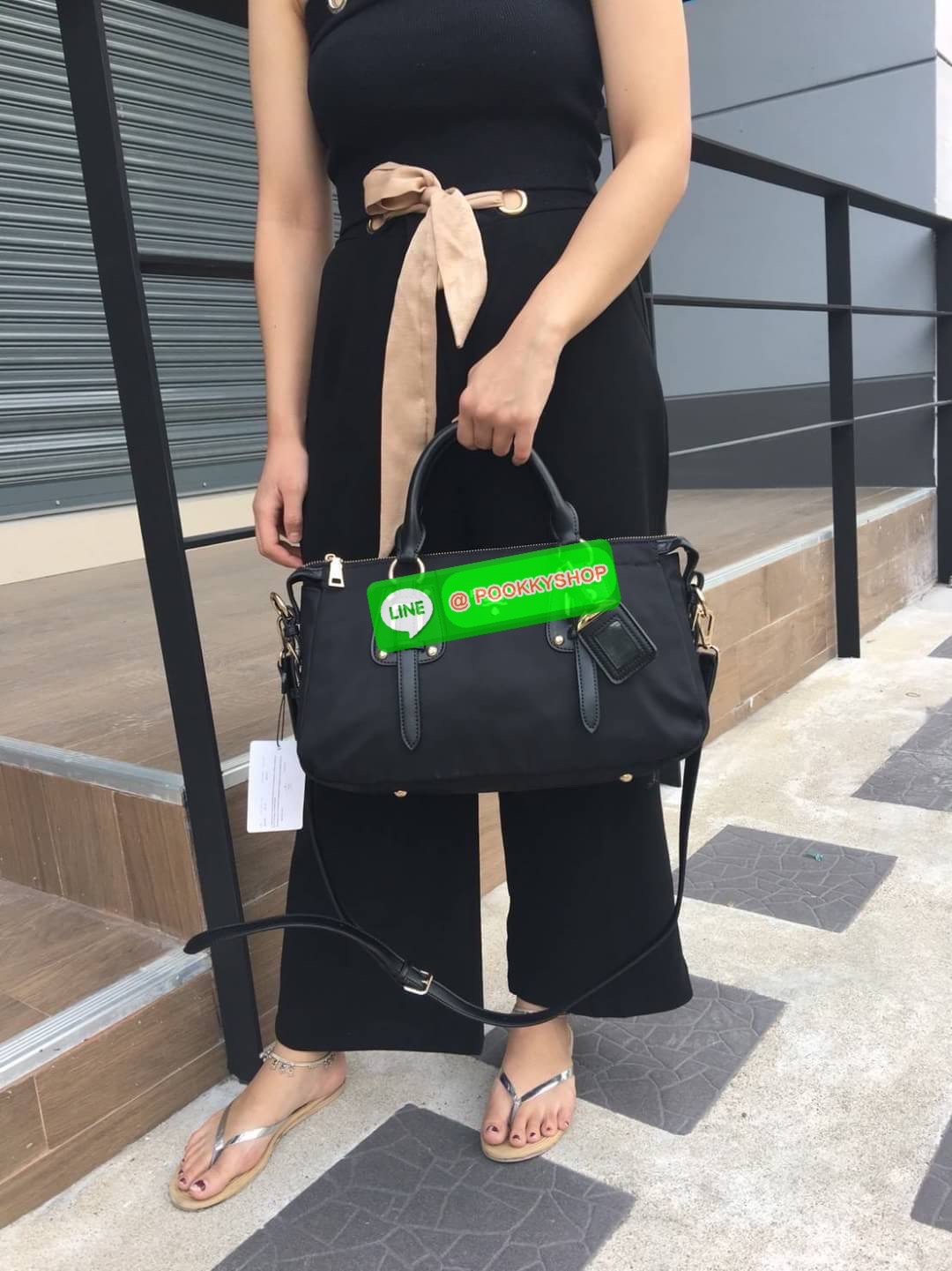 รุ่นยอดฮิต !!! ปังปุริเย่ 🎉🎉 กระเป๋าทรง HANDBAG จากงานพรีเมี่ยมกิ้ฟ จากเคาเตอร์ต่างประเทศ มาแล้วค่า กระเป๋าถือทรงหรู จากแบรนด์ PRADA เป็น กระเป๋าผ้าไนล่อน ตกแต่งรอบใบได้ สวยมาก ด้านในมีช่องซิปและช่องใส่ของ เป็นสัดส่วน อะไหล่ทองหรู ขนาดกำลั