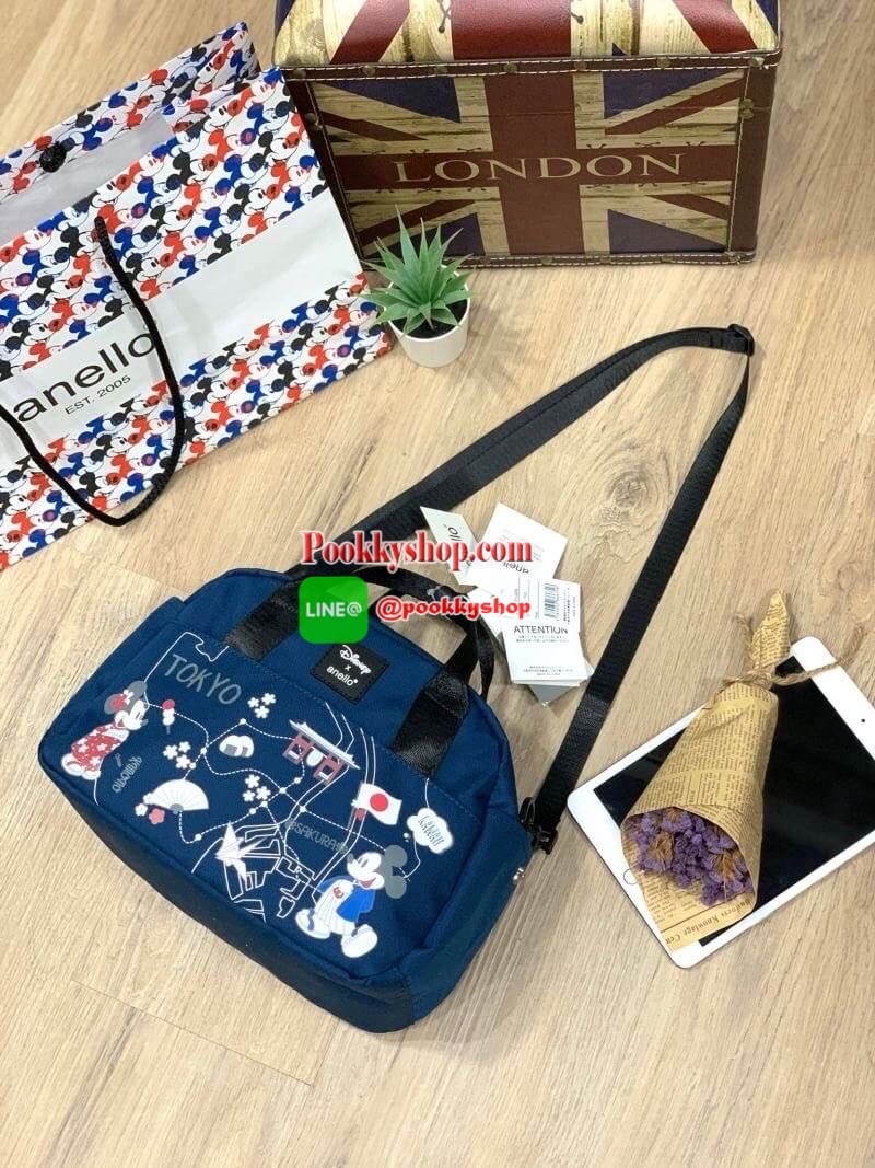 ANELLO กระเป๋าสะพายข้าง SHOULDER MINI DISNEY X ANELLO รุ่นDT-G009 กระเป๋าสะพายข้างรุ่นใหม่จากDisney x anello ซีรีย์ Let's travel with Mickey ซีซั่น 2 คอลเลคชั่นใหม่ที่มีการนำทั้ง 5 ประเทศ เอาสถานที่มาวางบนตัวกระเป๋าและมีตัวการ์ตูนสุดคลาสสิคอย่าง Mick