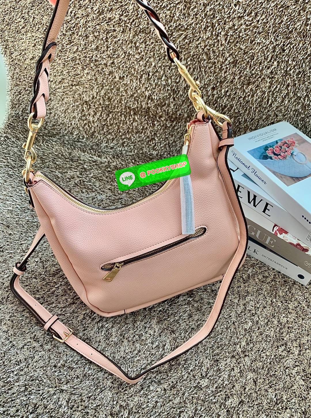 COACH JULES HOBO BAG ((C9189//9190)) 🌍พร้อมส่งที่ไทย! ต้องบอกก่อนว่าหนังรุ่นนี้อย่างดี นิ่มมากๆ สัมผัสแล้วรู้สึกละมุน กับกระเป๋าใบใหญ่ ทรงสวย เปิดปิดกระเป๋าแบบซิปมีหนังห้อยเพิ่มความเก๋ตรงหัวซิปค่ะ ภายในกระเป๋ากว้างมาก ใส่สัมภาระได้ครบครัน หายห่วงเ