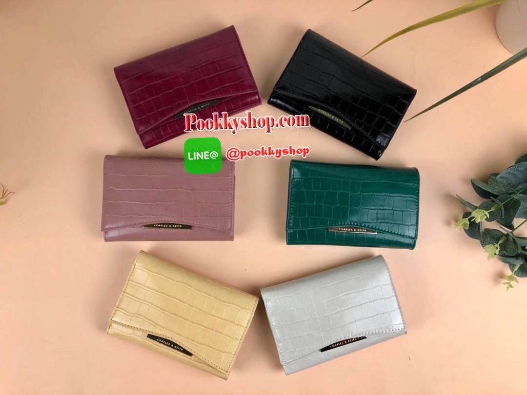 CHARLES & KEITH CROC-EFFECT V-CUT FRONT FLAP WALLET กระเป๋าเงินใบกลางแบบ3พับ รุ่นใหม่ล่าสุด เปิดปิดแบบกระดุมแม่เหล็ก ด้านในมีช่องซิปเล็กใส่เหรียญ ช่องการ์ด 7 ช่องและช่องใส่รูป มีช่องตามยาว 2 ช่อง ใส่ธนบัตรได้ตามยาว ไม่ต้องพับเลยค่า รุ่นนี้จับกระชับมือ ขนา