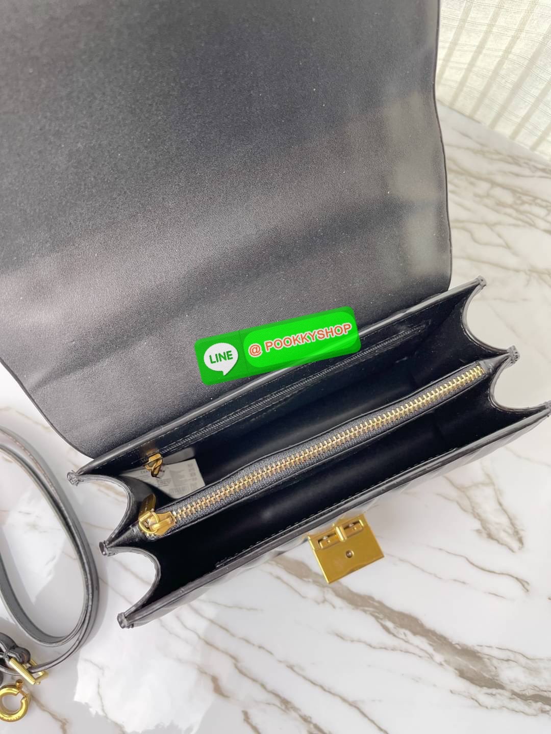 Charles & Keith Panelled Chain Handle Bag กระเป๋าสะพายรุ่นใหม่ชนช็อป รุ่นนี้จะถือคล้องแขน/สะพายแบบสายยาวได้หลายแบบ มีหูโซ่สีทองสวยหรู เปิดปิดแบบตัวเปิดล็อก ภายในแบ่งเป็น 3 ช่อง เป็นช่องซิปตรงกลาง ใส่ IPhone pro max และกระเป๋าเงินใบสั้นได้ค่ะ สายสะพายยาวถอ