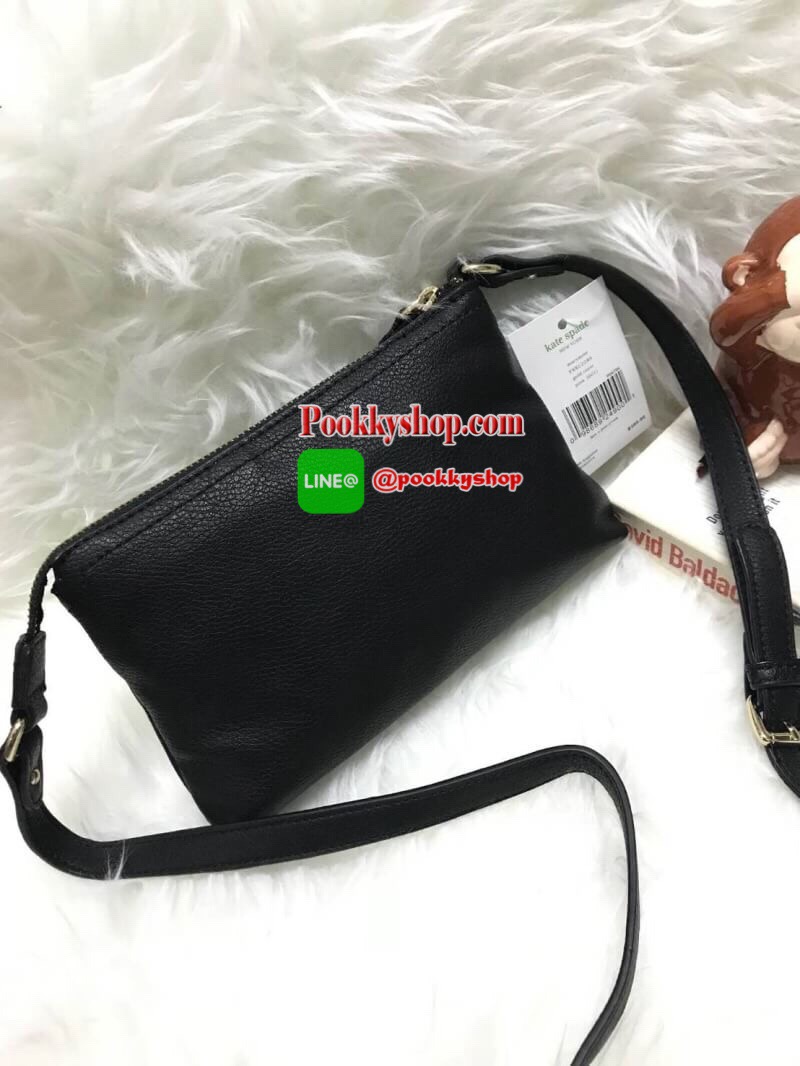 KATE SPADE MINI CROSSBODY BAG กระเป๋าสะพายข้างทรงครอสบอดี้ขนาดมินิ วัสดุหนังPu เปิดปิดด้วยซิปเดียวด้านบน ภายในสกรีนโลโก้แบรนด์ ในช่องใหญ่ยังมี1ช่องซิปเล็ก สามารถใส่ไอโฟนได้ กระเป๋าสตางค์สั้น และของจุกจิก มีความยาวสาย 109cm ปรับความยาวได้ ด้านหน้าปั้มโลโก้