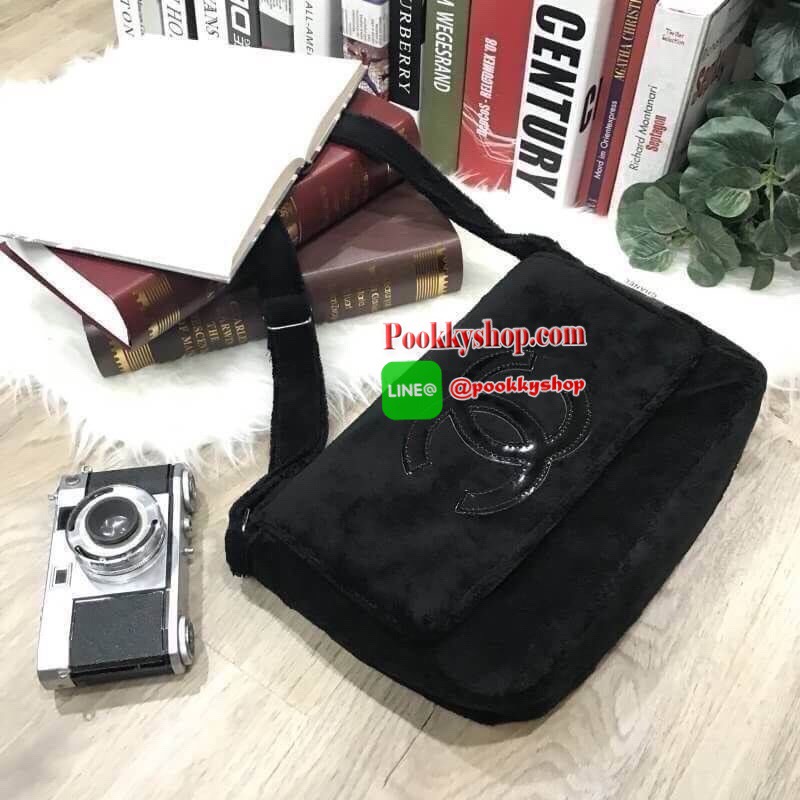 MUST HAVE! Chanel Beaute Crossbody Bag กระเป๋าถือหรือสะพายพรีเมี่ยมของเเท้จาก Chanel Cosmetic Counter VIP Gift รุ่นแนะนำวัสดุขนวูฟสีดำหนานุ่มตัดโลโก้แบรนด์หนังแก้วสวยโดดเด่น น้ำหนักเบา เปิดปิดด้วยฝาปิดกระดุมแม่เหล็ก ใบใหญ่กำลังดีใส่ ipad กระเป๋าสตางค์ใบยา