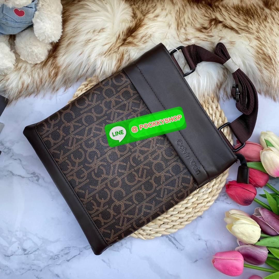CALVIN KLEIN JEANS CROSSBODY BAG กระเป๋าสะพาย Ck Jeans รุ่น Limited Edition น่าสะสมค่ะ ลายแบรนด์เป็นซิกเนเจอร์รอบใบ เปิด-ปิดด้วยซิป ด้านในโล่งกว้างมีช่องซิปและช่องใส่ของจุกจิก ด้านหลังมีช่องซิปเก็บของอีก 1 ช่อง ขนาดกำลังดีใส่มือถือได้ทุกรุ่น สายสะพายปรับไ