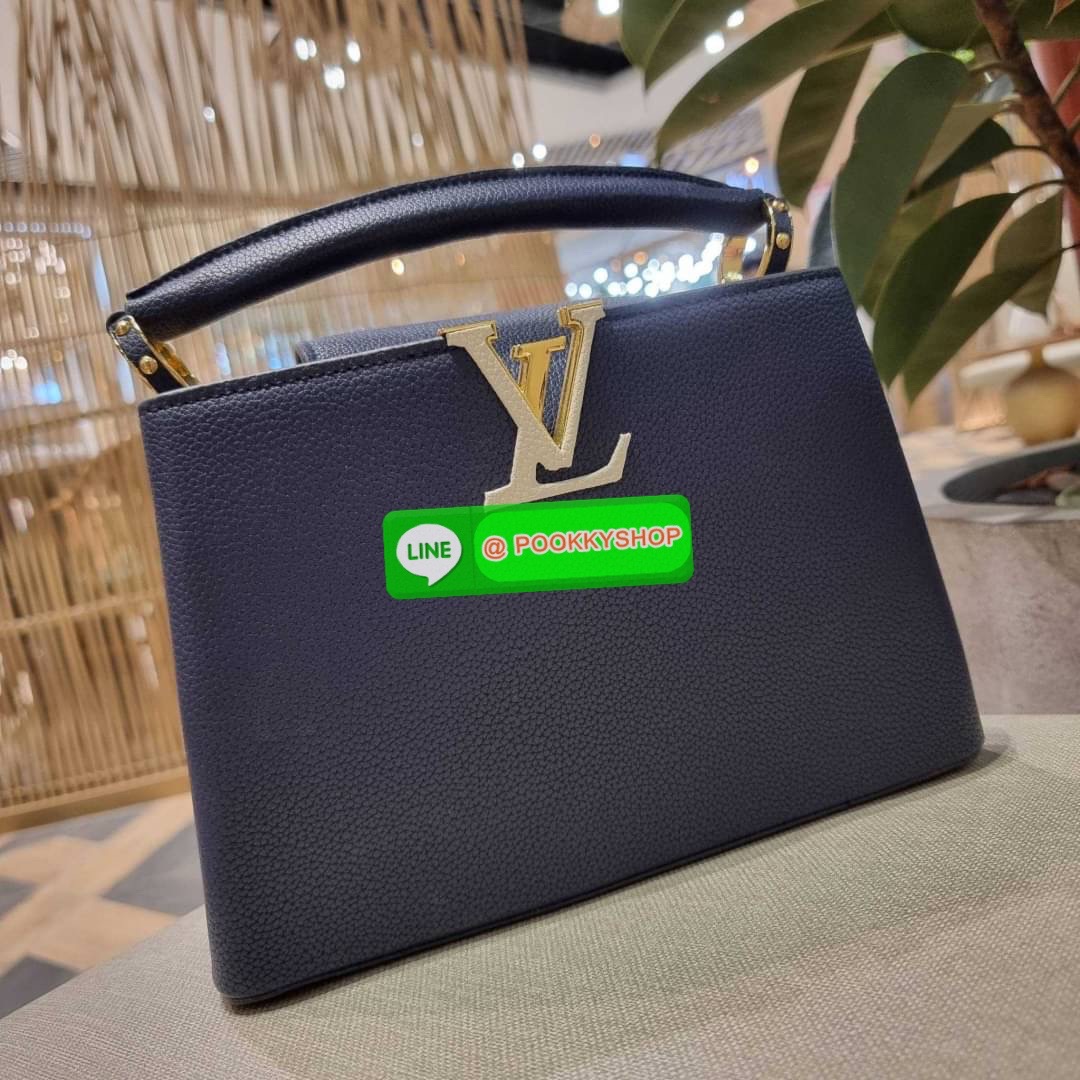 NEW IN!! LV capucines top handle วีไอพีพรีเมี่ยมกิ๊ฟจากเคาน์เตอร์ ที่สุดของความสวยในราคาเบาๆ กระเป๋าถือสุดหรู ดีไซน์ทรงคลาสสิค พร้อมลวดลายหรูหรา มาพร้อมหูจับในตัว ด้วยรูปทรงวินเทจและวัสดุหนังลูกวัว สัมผัสดี ขับผิว ทำให้ไอเท็มนี้สะกดทุกสายตาจริงๆ และยังมีล