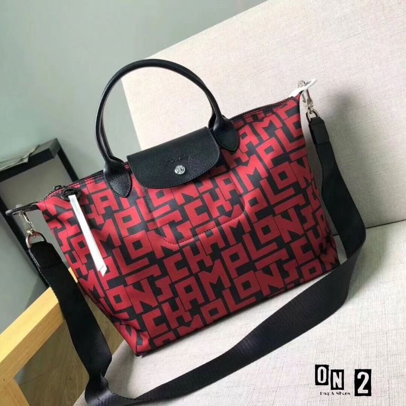 กระเป๋าชอปปิ้งแบรนด์ longchamp size m วัสดุตัวกระเป๋าทำจากผ้ากันน้ำลายlongchamp ชน shop นะคะ หูและฝากระเป๋าทำจากหนังผสมอย่างดี