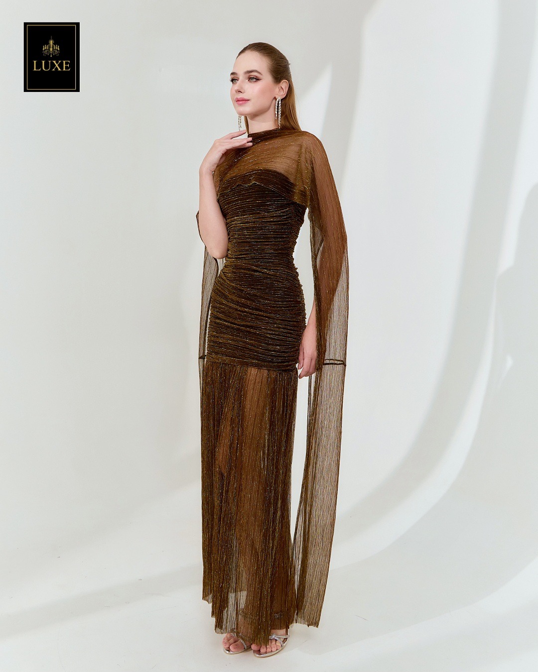 เดรสแฟชั่น เดรสเสื้อเกาะอกทรงเข้ารูป กระโปรงต่อชายระบาย ผ่าหน้า มาพร้อมผ้า mmคลุมไหล่