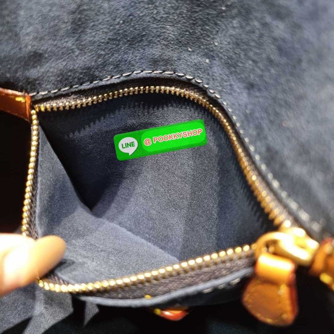 COACH CR737 SOHO BAG IN REPURPOSED DENIM 🔅 Details เลิกสวยแซ่บกี่โมงคะคุณน้า! ไอเท็มให้พาใจสั่นมาอีกแล้ว! กับกระเป๋าสะพายไหล่สไตล์วินเทจ ที่ยังคงแมสและฮอตมาก ด้วยรูปทรงที่ใช้งานง่าย ไม่เกะกะ แต่มีความเรียบหรูในตัว กระเป๋าปิดด้วยกระดุมแม่เหล็ก ภายใ