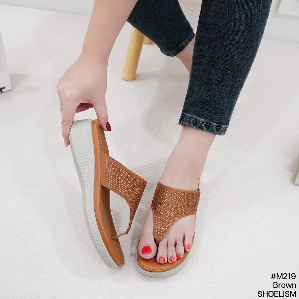 พร้อมเสิร์ฟไม่มีพักก! รองเท้าแตะลำลองหูคีบ แต่งคริสตัล เพิ่มความโดดเด่นให้กับหน้าเท้า พื้นนุ่มพิเศษ รองรับแรงกระแทก ใส่นุ่ม เดินสบาย ลดอาการปวดเท้า คอลเลคชั่นใหม่ที่ต้องมี!