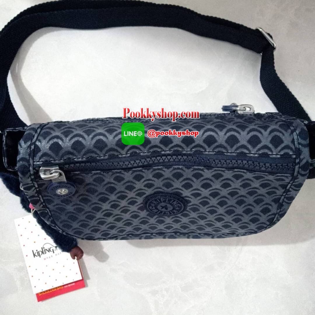 KIPLING SABIAN CROSSBODY MINI BAG กระเป๋าสะพายข้าง วัสดุ Nylon&Polyester 100% ขนาดเล็กกำลังน่ารัก เปิด-ปิดด้วยฝาปิดกระดุมแม่เหล็กและซิปแบรนด์ ด้านในทีแท็กแบรนด์ -ด้านหน้าฝาบนมี1ช่อง ขนาดตามโค้งฝาหน้า -ด้านหลังมีอีก 1 ช่องลึกถึงฐาน -ด้านในมี 1 ช่องหลัก เปิ