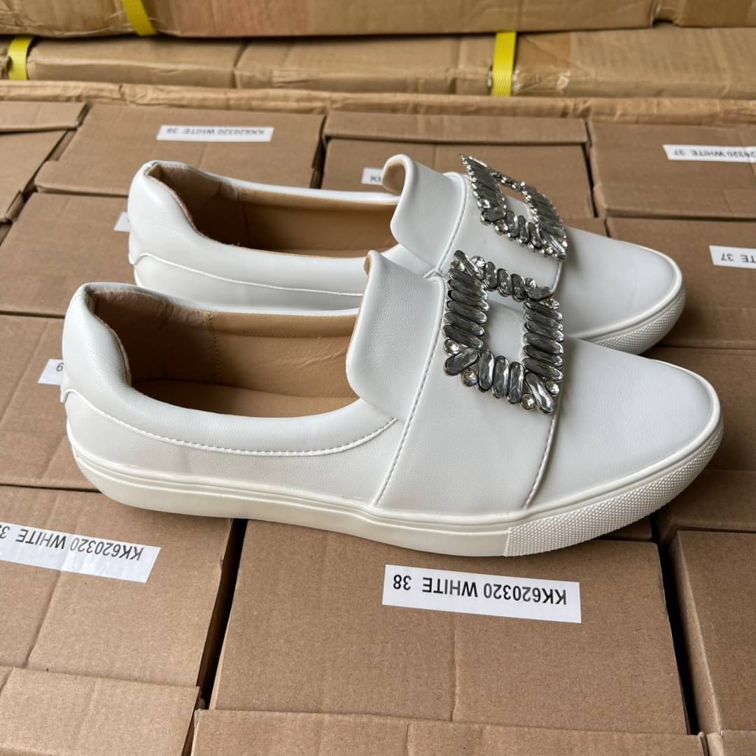 พร้อมส่ง รองเท้าคัทชู เพชร roger รุ่นขายดี พื่นนิ่มใส่สบายมากคะ เพชรสวยแน่นๆๆ พื้นยาง กันลื่นอย่างดี