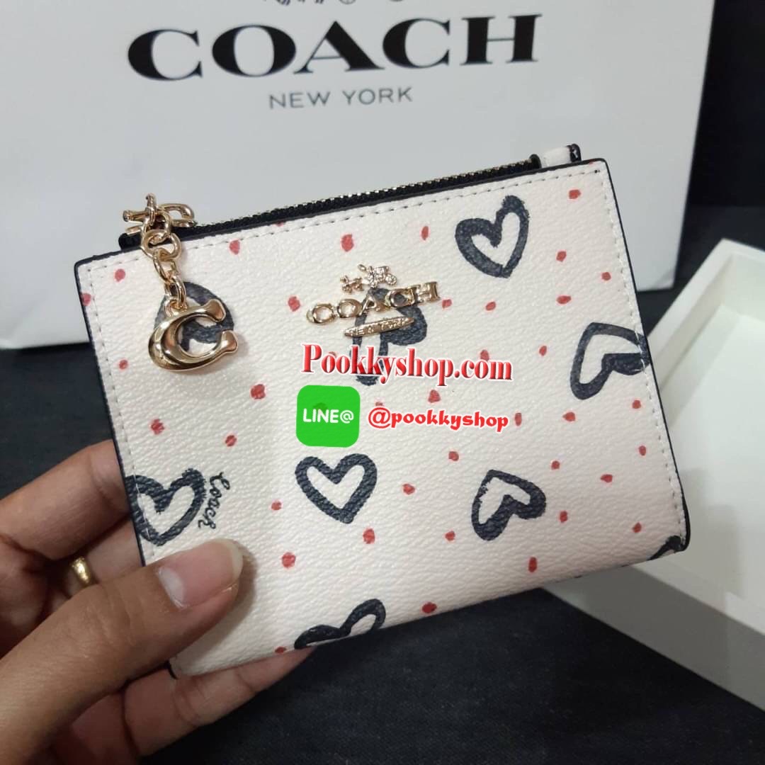 COACH 91058 SNAP CARD CASE WITH CRAYON HEARTS PRINT กระเป๋าสตางค์เก็บบัตร ลายปริ้นท์หัวใจเพ้นท์ ♥️ น่ารักน่าใช้ วัสดุหนังแคนวาสเคลือบ เปิด-ปิดด้วยกระดุม ภายในมีช่องใส่บัตร และใส่ธนบัตรได้ พร้อมช่องซิปแยกใส่เหรียญได้อีก พกพาง่าย สะดวก ไม่กินพื้นที่ก