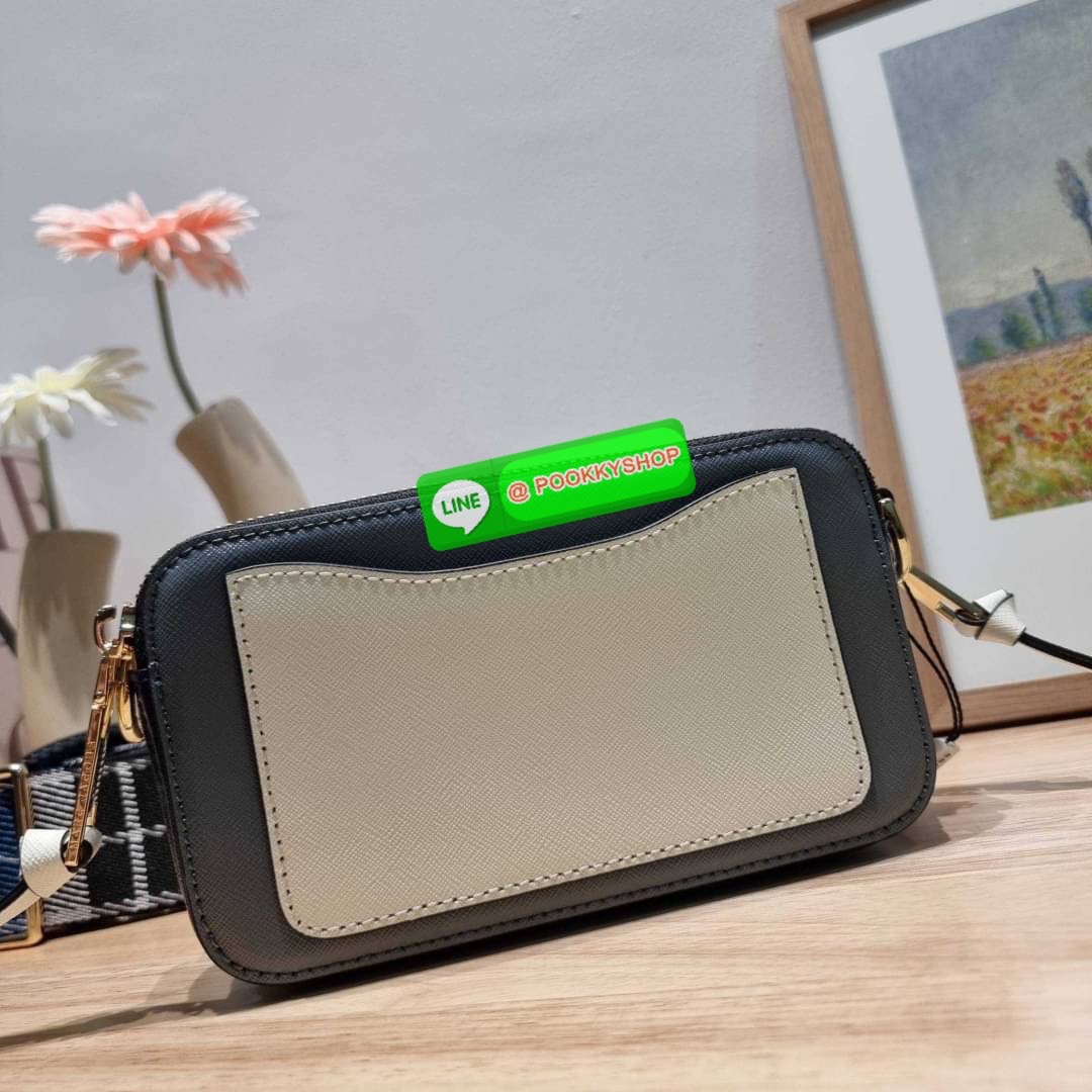 MARC JACOBS THE SNAPSHOT CAMERA BAG ไอเท็มยอดฮิตที่โดดเด่นเป็นเอกลักษณ์ กับกระเป๋าสะพายข้างสุดปัง เรียกได้ว่าไม่ซ้ำใคร!! วัสดุหนังวัว สวยอยู่ทรง เปิด-ปิดกระเป๋าด้วยซิป มีซิปหลัก 2 ช่อง แบ่งสัดส่วนไว้ดีมาก มาพร้อมสายสะพายสปอร์ตเส้นใหญ่ ที่ออกแบบโทนสีมาให้เ