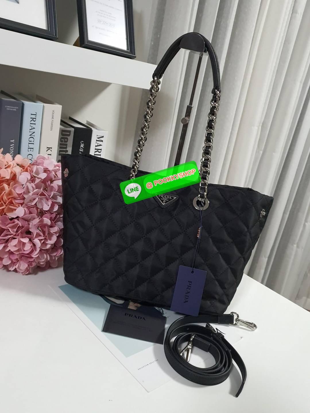 พร้อมส่งค่า New Arrival มาใหม่จากแบรนด์ Prada วัสดุทำจากผ้า Nylon ตามแบบฉบับของแบรนด์ รอบนี้มากับ ทรงHand bag มาพร้อมสายสะพายยาวCrossbody ปรับปากกระเป๋าได้สองแบบ ด้วยกระดุมข้าง คุ้มมากคะ เปิดปิดด้วยกระดุม ภายในบุผ้าลายแบรนด์ มีช่องซิปใส่ของแยก2ช่อง จุของไ