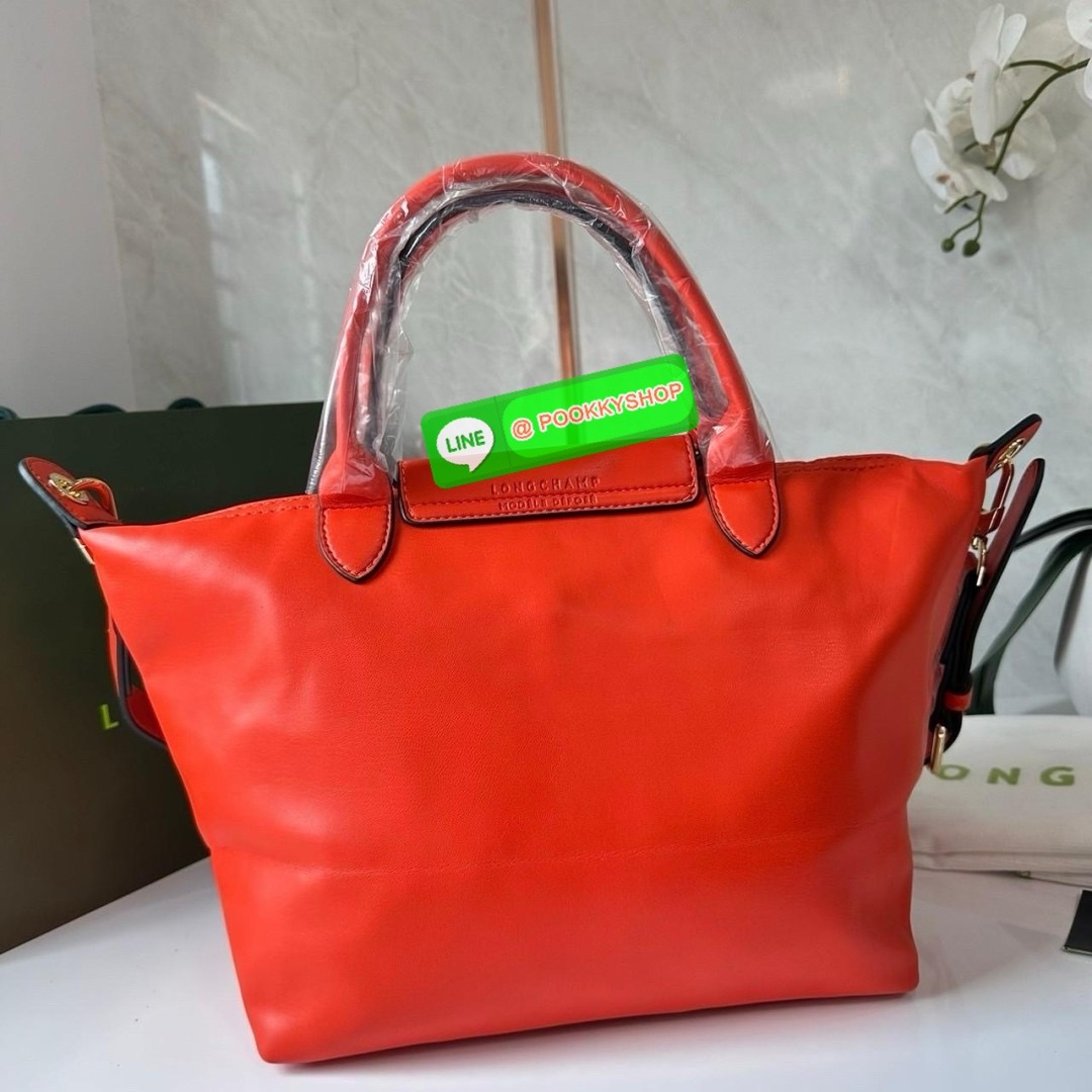 LONGCHAMP Le Pliage Xtra L Leather Handbag 🔖กระเป๋าสะพายคอสบอดี้ รุ่นใหม่โด่ดเด่นลูกเล่นของลูกปัดห้อยสีสันสดใส ทำให้กระเป๋าดูมีลูกเล่นมากขึ้น 🔖วัสดุ : หนังวัวทั้งใบนิ่มน่าสัมผัส 🔖เปิด-ปิดแบบกระดุมแป็ก มีซิปปิดปากกระเป๋าอีกชั้น ป้อง