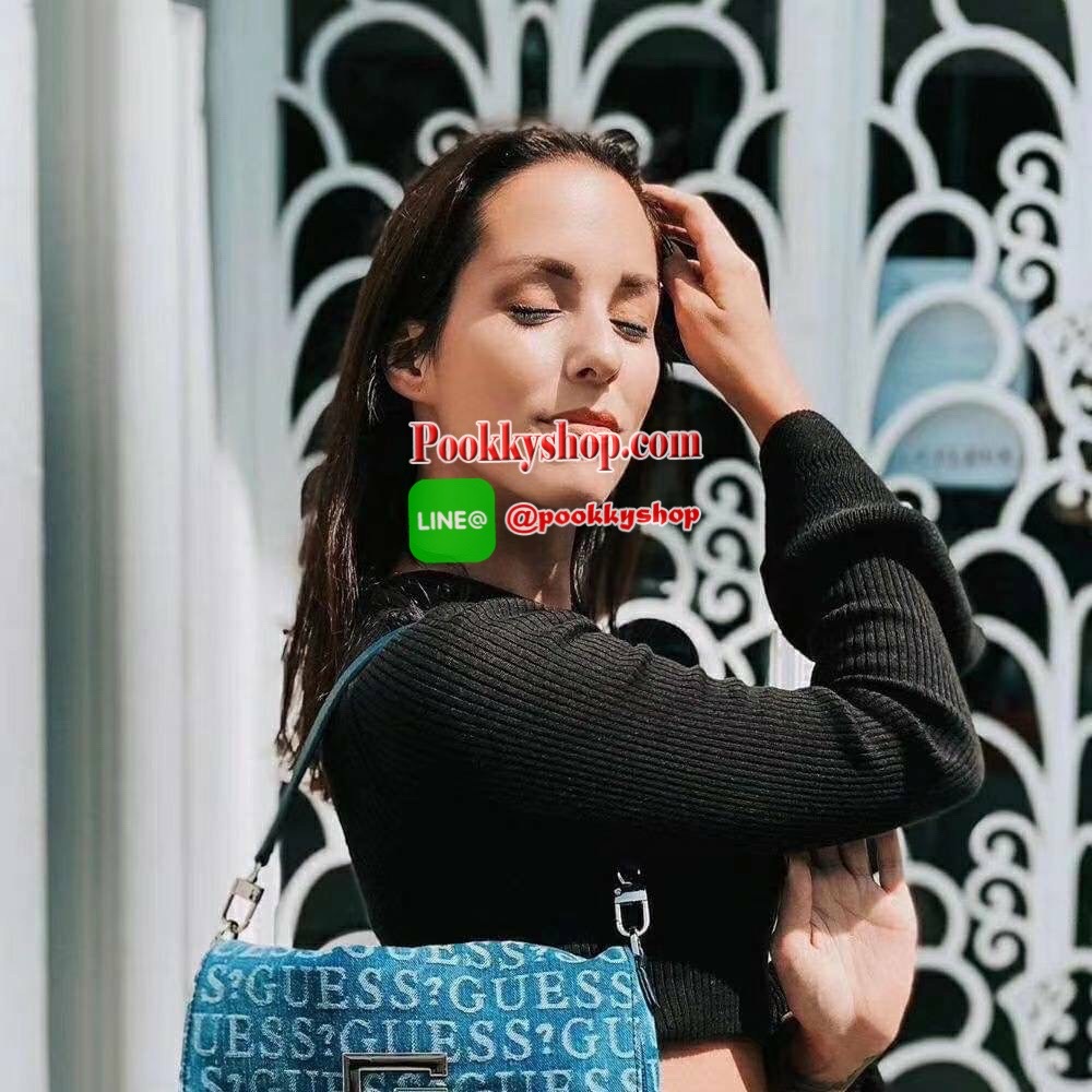 New Collection !! Guess Women’s Crossbody Bag รุ่นใหม่ชนช็อป!! กระเป๋าสะพายไหล่/สะพายข้าง/ถือเป็นคลัช มีดีเทลสวยเก๋!! วัสดุผ้ายีนส์ทอลายแบรนด์ ตัวกระเป๋าตัดขอบหนัง มาพร้อมสายหนังสะพายไหล่และสายสะพายยาวเลื่อนปรับได้ ด้านหน้าประดับโลโก้แบรนด์ มีหมุดรองฐาน4ม