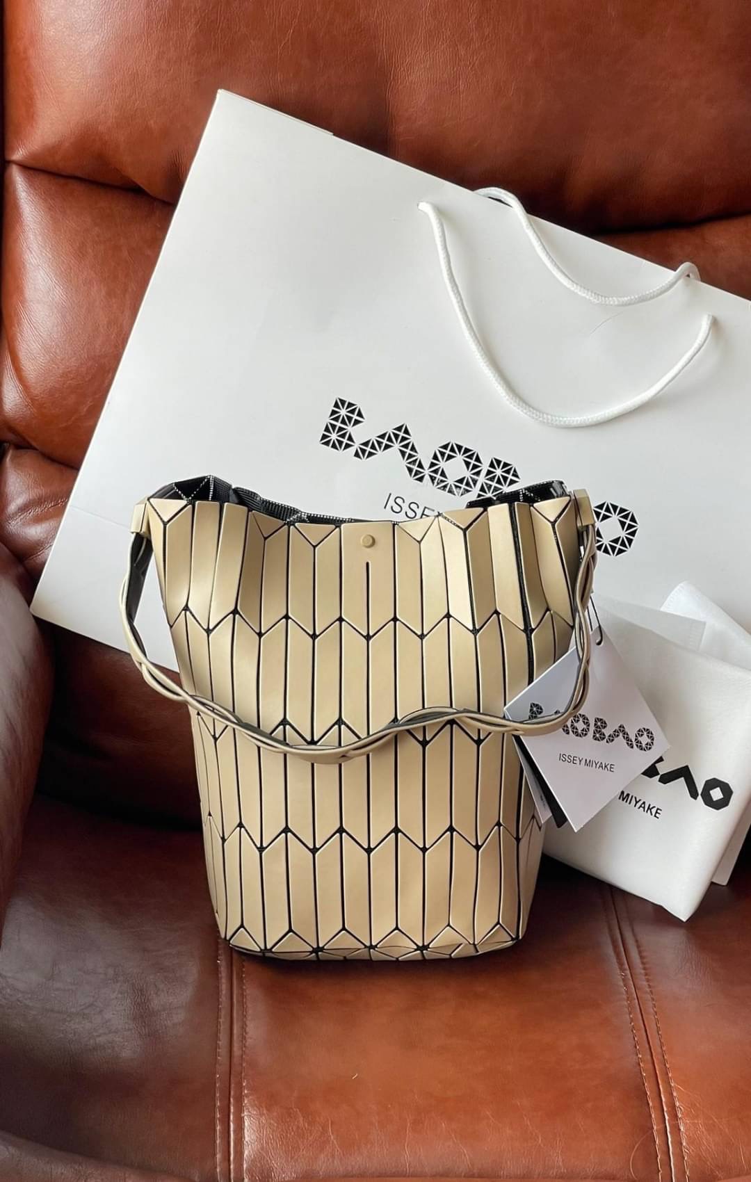 💕Baobao Issey Miyake Large Bucket กระเป๋าบัคเก็ตขนาดใหญ่สามารถใช้ใส่ร่มพับได้หรือขวดน้ำขนาดเล็กได้ ซีรีย์ใหม่นี้มีจุดเด่นที่แผ่นรูปทรงสี่เหลี่ยมด้านขนานในแนวตั้ง เกิดเป็นรูปทรงสามมิติซึ่งแตกต่างไปจากรูปทรงที่เกิดขึ้นจากแผ่นสามเหลี่ยม หูหิ้วสามารถข