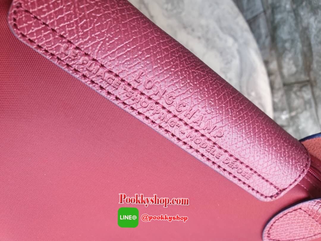 Longchamp Le Pliage Club Tote Bag Size L หูยาว วัสดุเนื้อผ้า Nylon Canvas เคลือบกันนำ้ ตัดด้วยหนังแท้ที่มีน้ำหนักเบา ดีไซน์เรียบง่ายแต่เต็มไปด้วยความคลาสสิก จนเป็นที่ชื่นชอบไปทั่วโลก Longchamp ปรับโฉม LE PLIAGE ด้วยการปักลายรูปม้า-ตราสัญลักษณ์ของแบรนด์บนผ