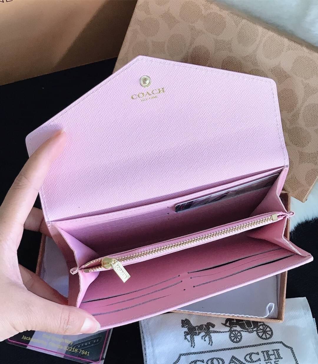 กระเป๋าสตางค์ coachสองพับ ใบยาว งานเกรดพรีเมี่ยม ปั้มทุกจุด ลายฮิตของCoach ด้านใน 2 ช่องใส่เเบงค์ ใส่บัตร 1 ซิปตรงกลาง ภายในมี 2 ช่อง มีช่องซิปตรงกลาง ปิดเปิดแบบกระดุม งานสวย