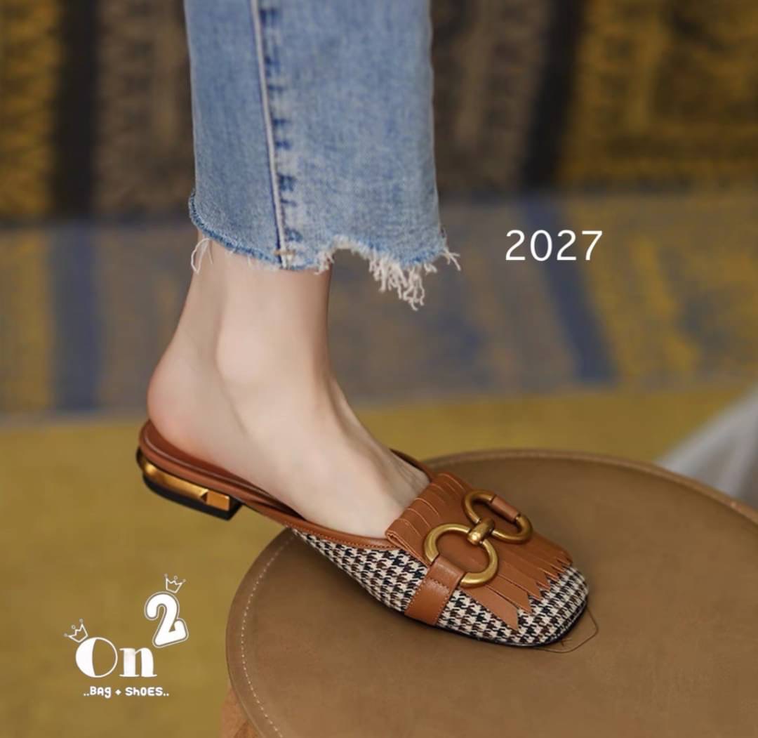 แบบใหม่ พร้อมส่งรองเท้าหัวคัชชูเปิดหลังรัดข้อเท้า หน้าแต่งอะไหล่ทองเหลือง สไตล์แบรนด์ส้นเป็นอะไหล่ทองสวยหรู คู่นี้ใส่แมทกับชุดได้ง่ายทั้งกางเกงและกระโปรงได้หมดทรงสวย