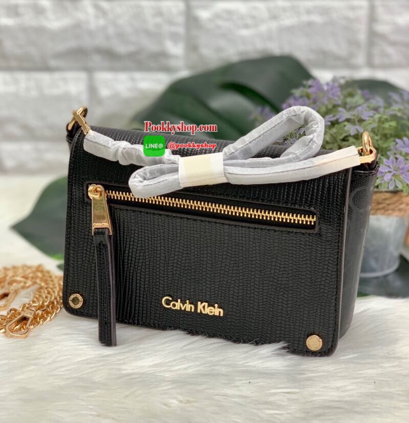 New arrival !! CALVIN KLEIN HANDBAG // SHOULDER BAG กระเป๋าถือ//คล้องไหล่//สะพายข้าง//หรือครอสบอดี้ร์ได้ค่ะ ดีไซด์สวย น่าใช้มากๆค่ะ วัสดุหนังผสมนิ่มมือค่ะ ด้านมีโลโก้แบรนด์ พร้อมช่องซิปใส่ของจุกจิก เปิดปิดกระเป๋าแบบกระดุมแม่เหล็ก ภายในแบ่งสามช่อง สามารถใส