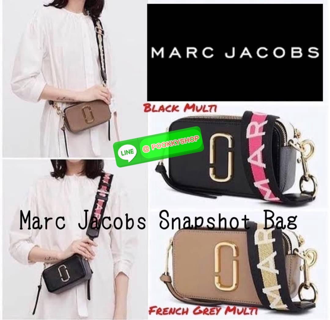 Marc Jacobs Snapshot Bag กระเป๋าแบรนด์ดังจากสัญชาติอเมริกัน นับได้ว่ารุ่นนี้เป็นรุ่นทรงฮิตของ marc jacobs เลยทีเดียว โดยด้านหน้ากระเป๋าจะเป็นโลโก้แบบโลหะที่เป็นสัญลักษณ์ของแบรนด์นี้ มาพร้อมสายสะพายที่จะสะพายยังไงก็ดูโดดเด่น เพราะขนาดใหญ่ที่สกรีนตัวอักษร m
