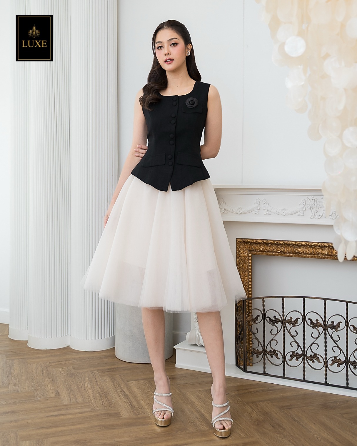 เสื้อแฟชั่น เสื้อกั๊กแขนกุด ติดกระดุมผ่าหน้า แต่งกระเป๋าและเข็มกลัดดอกไม้