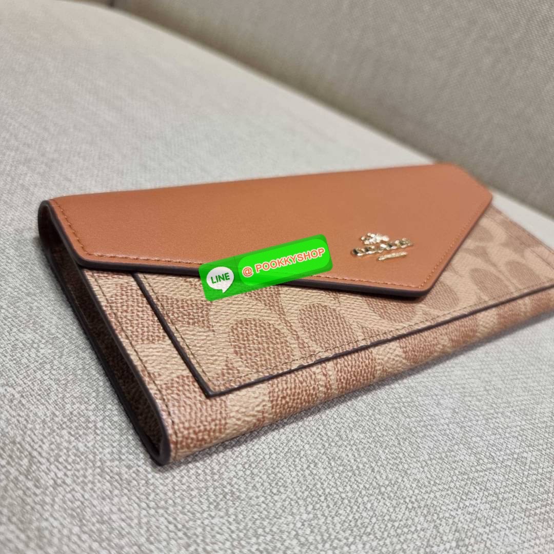 COACH 31547 SOFT WALLET IN COLORBLOCK SIGNATURE CANVAS คัมแบคแล้วน้า กับไอเท็มหายาก กระเป๋าสตางค์ใบยาวแบบพับ ขนาดกำลังสวย ดีไซน์คลาสสิคเอกลักษณ์ วัสดุหนังแคนวาสเคลือบลาย เปิด-ปิดด้วยกระดุม ภายในใส่บัตรได้เยอะ ใส่ธนบัตรได้สบายๆ ใบจริงสวยปังทุกสี ใครมองหากร