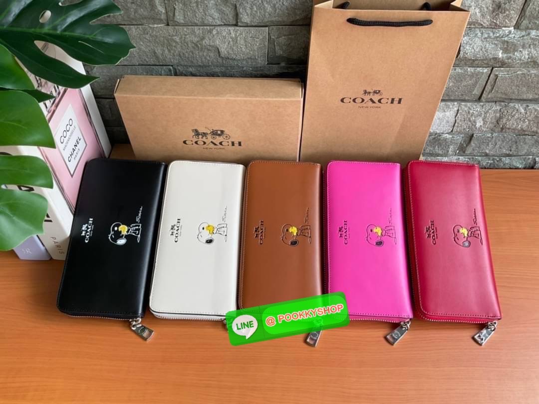 COACH F53773 SNOOPY LONG WALLET กระเป๋าสตางค์ใบยาวซิปรอบ สีสันสดใส ปั้มลาย แบรนด์ และ Snoopy เพิ่มความโดดเด่น ตัวกระเป๋า วัสดุหนัง PU ที่จับหัวซิปปั้มแบรนด์ ภายในแยกเป็นสัดส่วน 1 ช่องซิป ช่องใส่ ธนบัตร และช่องใส่บัตร 12 ช่อง มีให้เลือกหลายสี แนะนำรุ่นนี้ห