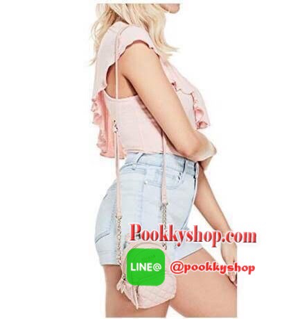 GUESS Factory Women's Evan Mini Crossbody กระเป๋าสะพายใบเล็กสุดน่ารักจาก guess มาแล้วค่า ไอเท็มสุดน่ารัก วัสดุทำจาก pu สกรีนลายสุดน่ารัก ด้านหน้ามีโลโก้ มีพวงกุญแจสวยเก๋ สายสะพายมีสายโซ่สลับหนังปรับได้ 5 ระดับ ด้านบนมีหูหิ้วจับถนัดมือ กระเป๋ามี 1 ช่อ