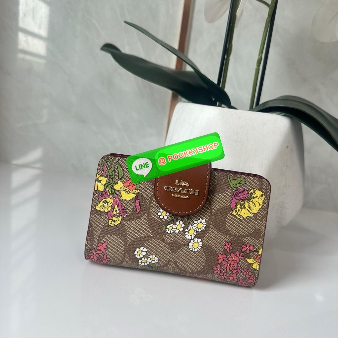 COACH MEDIUM CORNER ZIP WALLET IN SIGNATURE CANVAS WITH FLORAL PRINT(CR935) 🔖กระเป๋าสตางค์ใบกลางคอลเลคชั่นใหม่ปริ้นลายดอกไม้ 🔖วัสดุ:แคนวาสสลับหนังแท้ 🔖เปิด-ปิดด้วยกระดุมแป็ก 🔖ภายในมีช่องใส่บัตร ช่องใส่ธนบัตร และช่องซิป