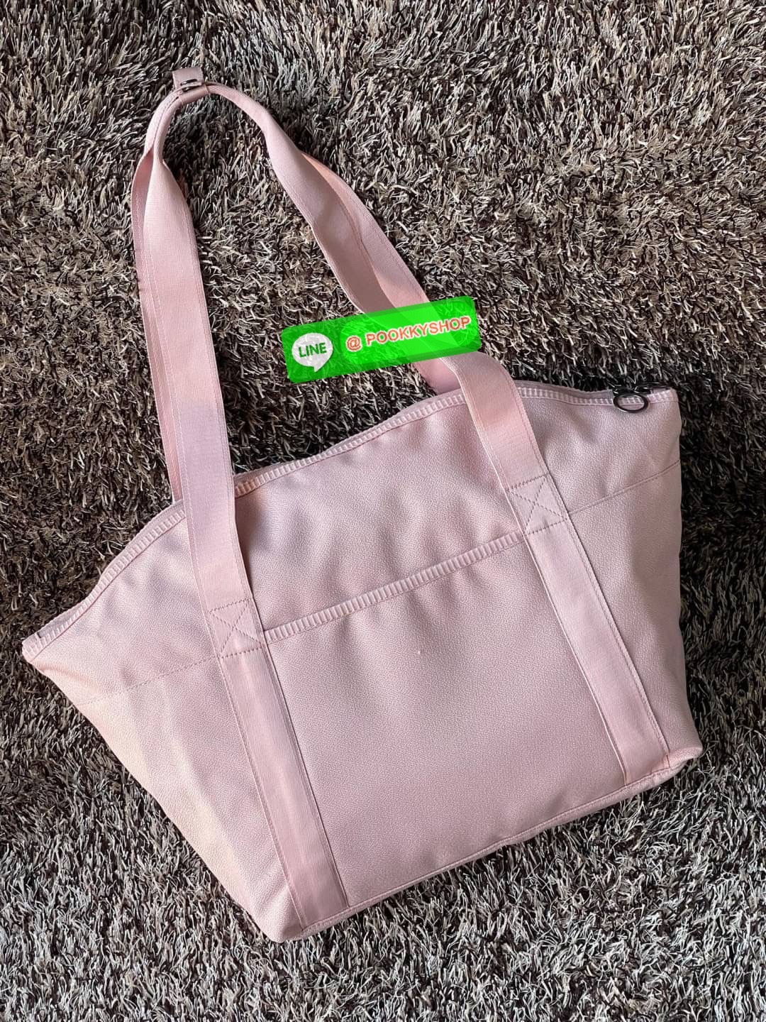 💕Nike One Women's Training Tote Bag กระเป๋าโท้ท Nike One เป็นทางออกของคุณในการใส่ทุกอย่างให้เข้ากับวันของคุณ ตั้งแต่ที่ทำงานหรือโรงเรียนไปจนถึงการออกกำลังกาย—ดีไซน์อเนกประสงค์มีทุกสิ่งที่คุณต้องการ ใส่แล็ปท็อป ขวดน้ำ และทุกสิ่งที่คุณต้องการใน