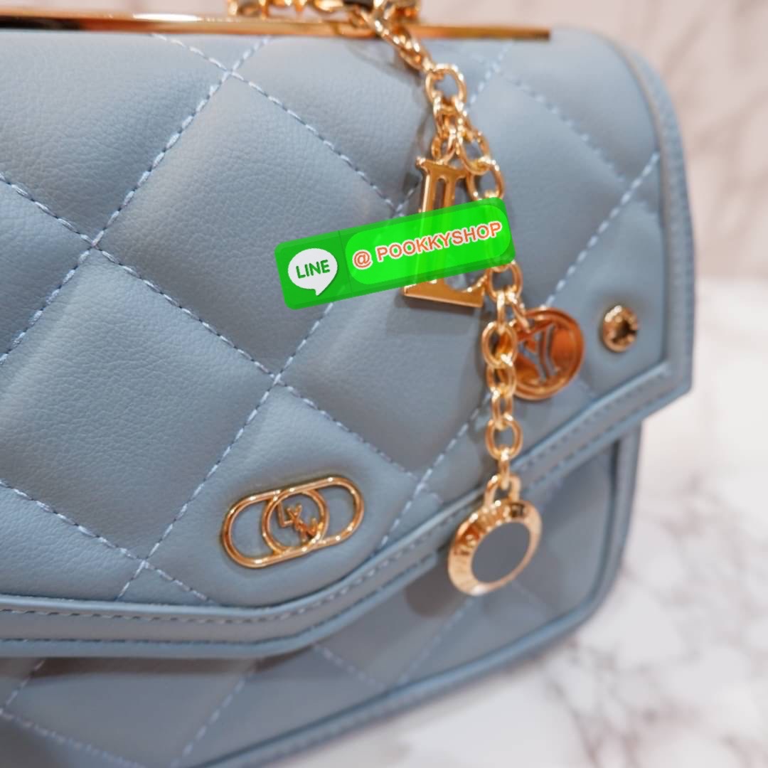 LYN กระเป๋าสะพายข้างรุ่นใหม่ อะไหล่สีทอง หนังนิ่ม ปักลายตาราง ด้านหน้าแต่งด้วยโลโก้แบรนด์ สายกระเป๋าเป็นโซ่สลับหนัง น้ำหนักเบา ด้านในสามารถใส่กระเป๋าตัง โทรศัพท์มือถือ เพาเวอร์แบงค์ มีช่องใส่ของขนาดเล็ก