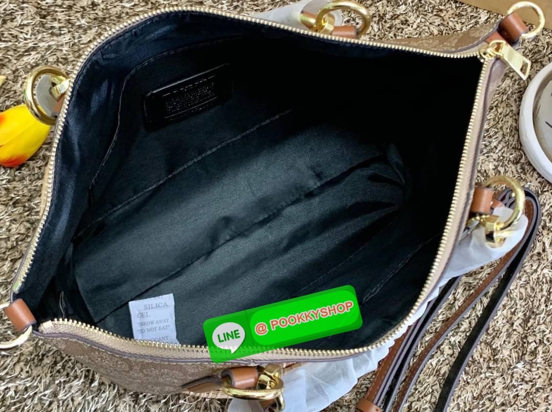 COACH 28989 KELSEY IN SIGNATURE CANVAS SHOULDER BAG กลับมาอีกครั้ง คุณภาพเต็ม100 เหมือนเดิม ไม่หักเลยจ้าา กระเป๋าทรงพัด หิ้วหรือสะพายข้างได้ หนังแท้ลายแคนวาส หนังนิ่มมากๆ สัมผัสแล้วคือใช่เลยจ้าา! เปิด-ปิดกระเป๋าแบบซิป ปากกระเป๋ากว้างหยิบจับสัมภาระง่าย ภาย