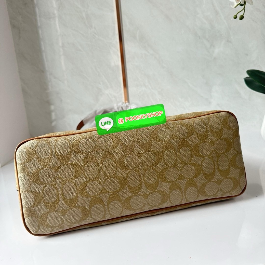 Coach Gallery Tote In Signature Canvas With Stripe (CR121) 🔖กระเป๋าทรงโท้ทใบใหญ่ ทรงช้อปปิ้ง โดดเด่นด้วยหนังตัดแทบด้านหน้า 🔖วัสดุ : หนังแคนวาสตัดหนังแท้ 🔖เปิด-ปิดด้วยซิปด้านบน ภายในโล่ง มีช่องซิป1ช่อง สามารถ ใส่แฟ้มเอกสารได้