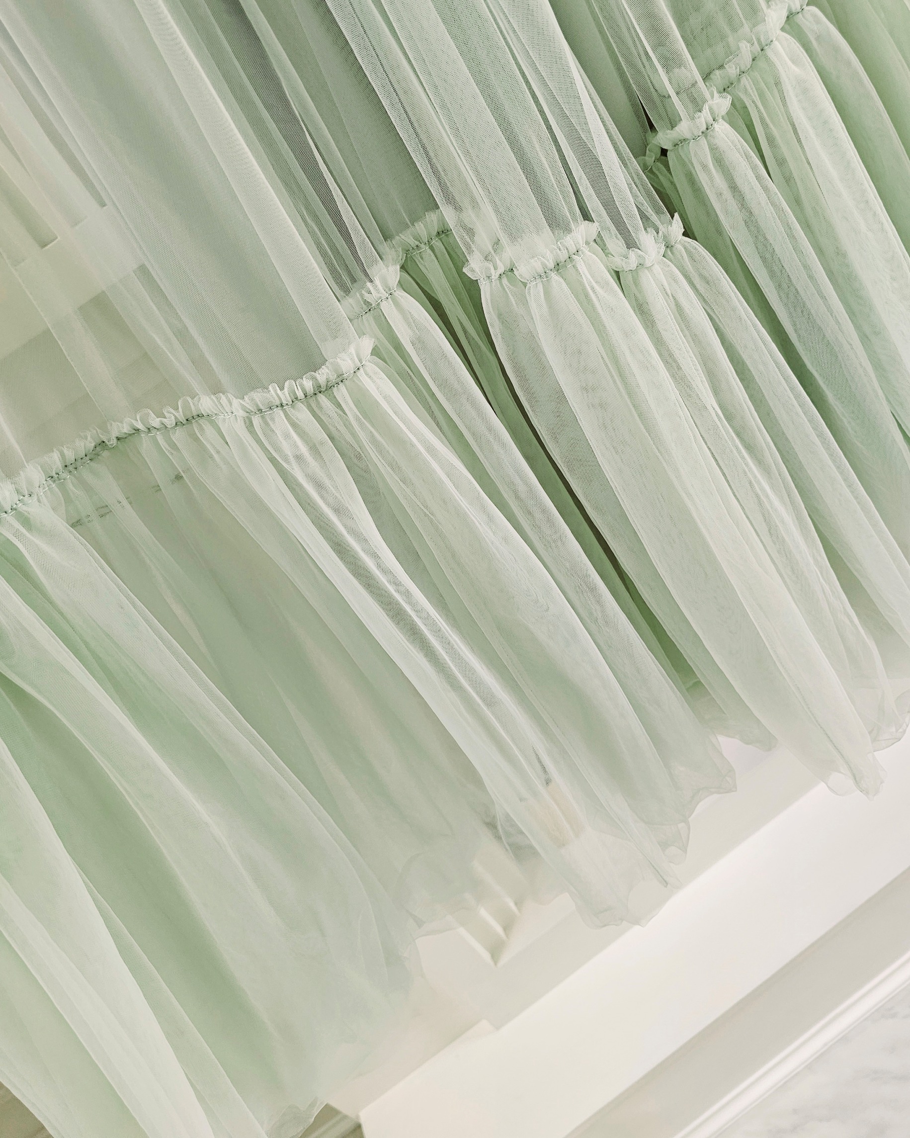 เดรสแฟชั่น แม็กซี่เดรสเสื้อคอปีนแขนยาว กระโปรงบานต่อชายรูดระบายรอบตัว มีโบว์ผูกเอว