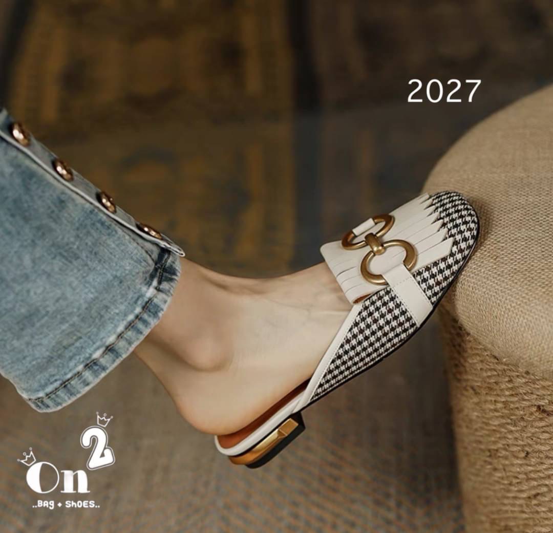 แบบใหม่ พร้อมส่งรองเท้าหัวคัชชูเปิดหลังรัดข้อเท้า หน้าแต่งอะไหล่ทองเหลือง สไตล์แบรนด์ส้นเป็นอะไหล่ทองสวยหรู คู่นี้ใส่แมทกับชุดได้ง่ายทั้งกางเกงและกระโปรงได้หมดทรงสวย