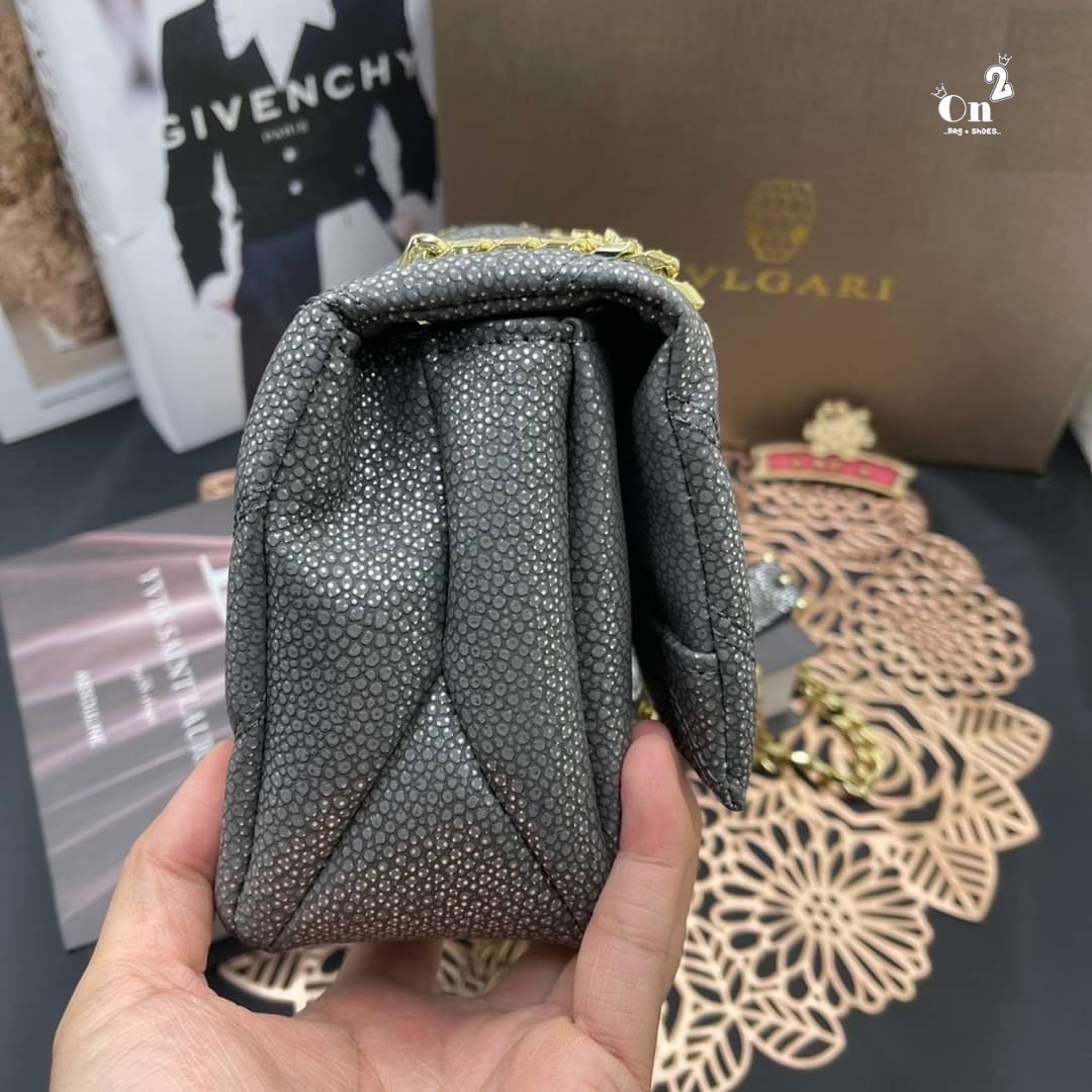 BVLGARI SERPENTI CABOCHON CROSS BODY BAG กระเป๋าสะพายข้าง bvlgari ทรงนี้เป็นทรงคลาสสิคของแบรนด์เลยค่า คือใบนี้แกะแบบมาเป๊ะมากๆ สายสะพายสามารถดึงสั้นยาวได้สวยถูกใจแม่มากห้ามพลาดเลยจ้า