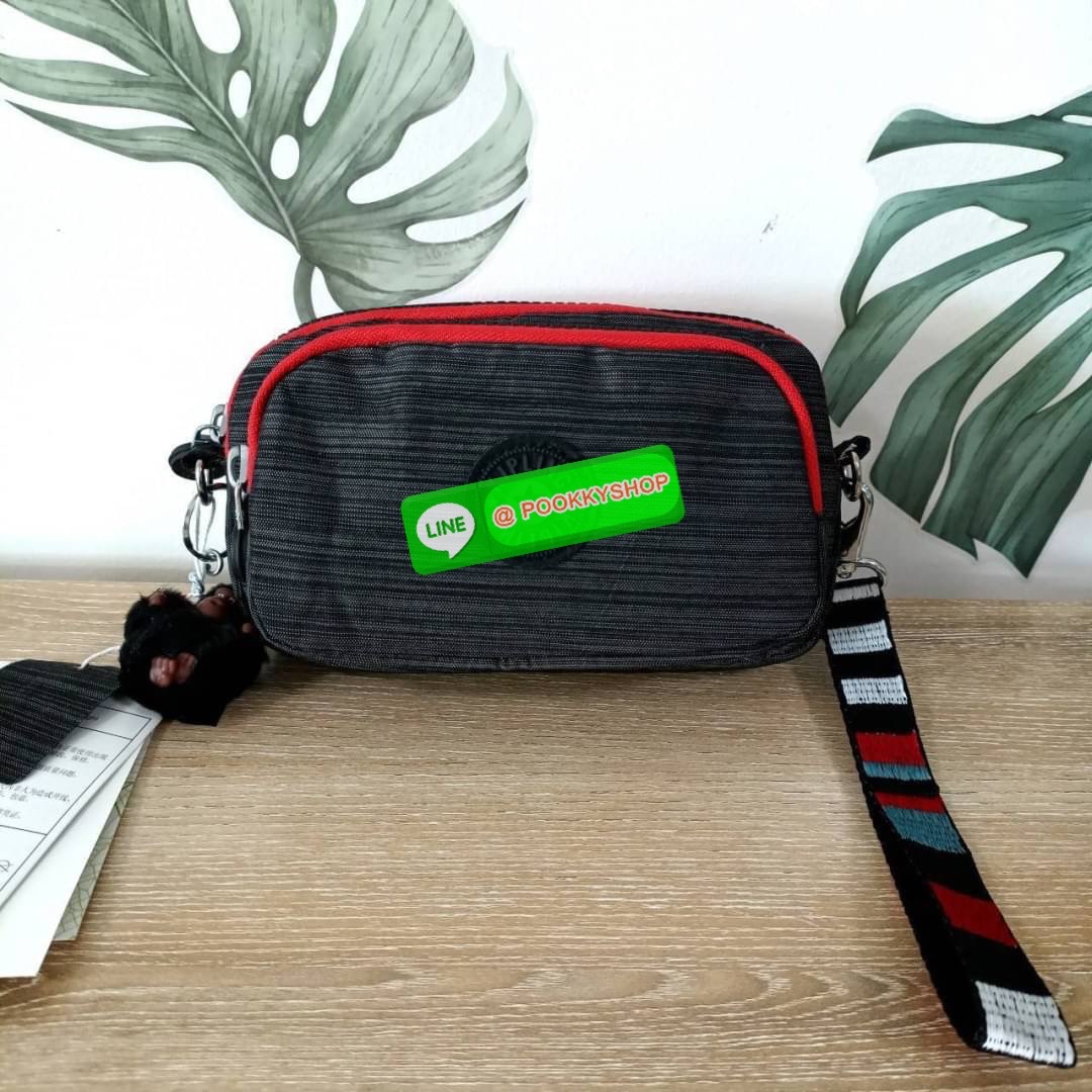 KIPLING Monkey program Seoul up clutch & sling bag รุ่น 2 ซิป (ขนาด 7 นิ้ว) กระเป๋าคล้องมือ หรือ สะพายข้าง ขนาดเล็ก วัสดุ Nylon & Polyester 100% ใช้งานได้ 2 รูปแบบ มีสายสลับเปลี่ยนได้ทั้งแบบคล้องมือ และ สะพายข้าง ตามโอกาสการใช้งาน