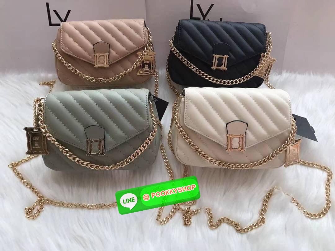 Lyn กระเป๋าทรงน่ารักปุ๊กปิ๊ก สายสะพายโซ่ทอง เปิดปิดด้วยกระดุมแม่เหล็ก ฐานกว้างใส่ของได้เยอะ