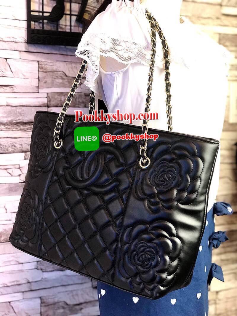 CHANEL TOTE BEAUTY วัสดุหนังแกะสังเคราะห์สัมผัสนิ่มมือ ลายcc และดอกคามีเลียตามแบบฉบับของแบรนด์ คุณภาพดีทนทาน เปิด-ปิดด้วยซิปอะไหล่ทอง ฐานรองหมุด4มุม ภายในมีช่องใส่ของจุกจิก สายสะพายไหล่สบาย จุของได้เยอะน้ำหนักเบา ซื้อใช้เองหรือฝากเป็นของขวัญก็สุดคุ้มค่ะ ส