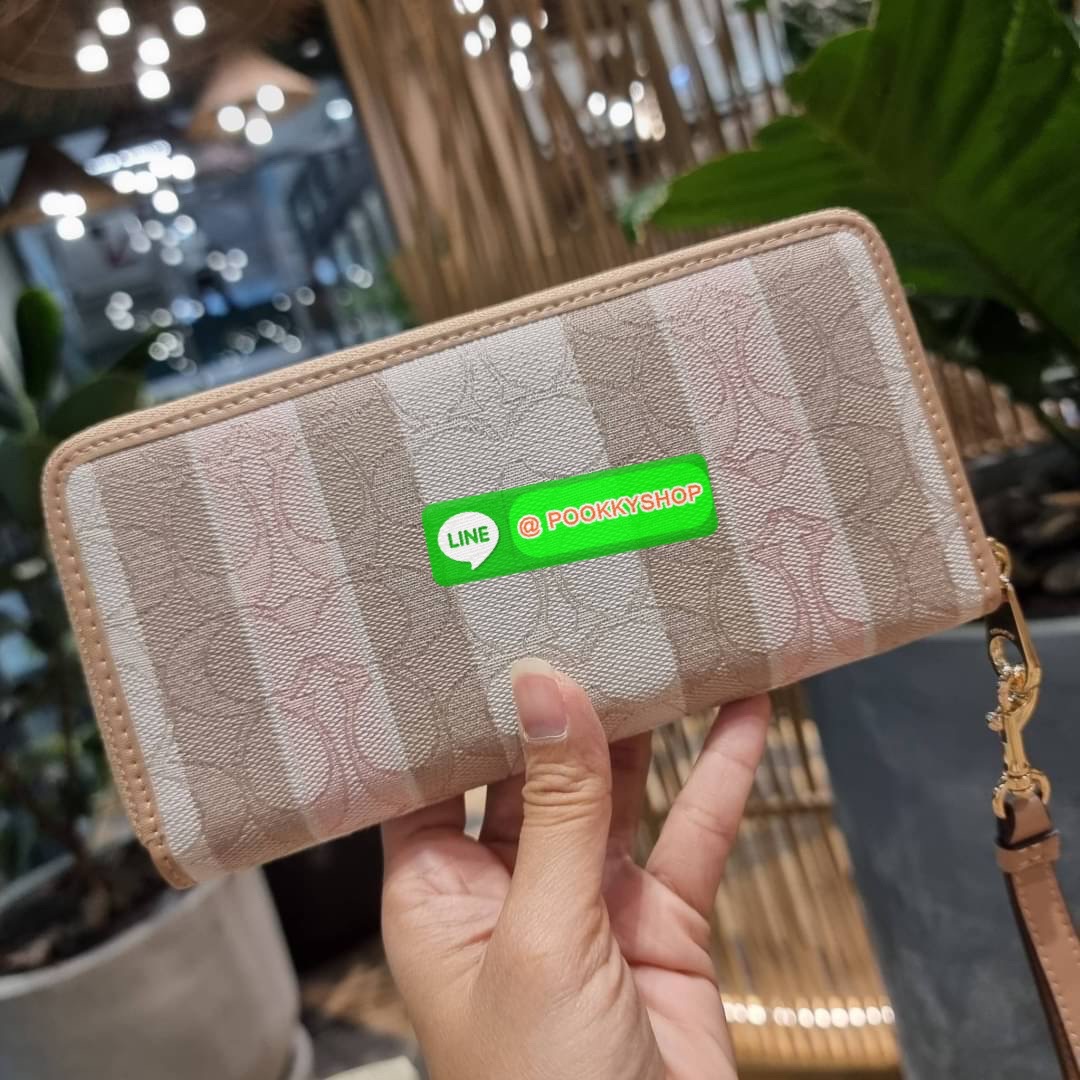 COACH C8313 LONG ZIP AROUND WALLET WITH SIGNATURE JACQUARD WITH STRIPES พร้อมเสิร์ฟความเลิศหรู ใหม่ล่าสุด กระเป๋าสตางค์ใบยาวกึ่งคล้องมือ ดีไซน์ผู้ดี๊ผู้ดี รุ่นขายดี ถือใช้คือขับผิวสุด!! วัสดุผ้า jacquard ลวดลายดูแพง มาพร้อมสายคล้องมือ ถอดออกได้ ภายในใส่บั