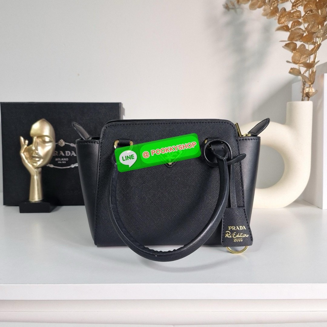 NEW ARRIVIAL มาใหม่กับกระเป๋าถือทรงยอดฮิต จากแบรนด์ PRADA อะไหล่ทองใบ ตัวกระเป๋าอยู่ทรงสวย ลาย SAFFIANO เปิดปิดด้วยซิป ด้านในมีช่องแยกและช่องใหญ่ แบ่งเก็บของได้เป็นสัดส่วน ขนาดกำลังดี ใส่ของได้หลากหลาย ใส่กระเป๋าสตางค์ใบกลางได้ มาพร้อมสายยาวสะพาย CROSSBOD