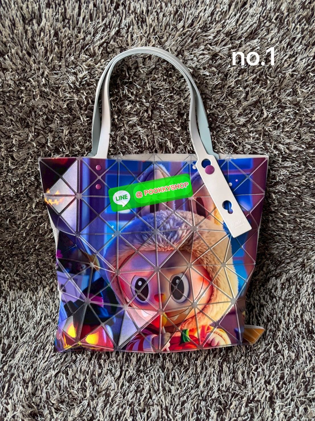 Baobao Issey Miyake x Labubu tote bag อีกหนึ่งซีรีย์สุดลิมิเตทที่น่าสะสม กำลังเป็นกระแสสำหรับ Labubu อาร์ตทอยชื่อดังที่ทุกคนรู้จัก คอลเลคชั่นนี้สื่อถึงความรู้สึกอารมณ์ผ่านตัวละครออกมาได้ดีเลยทีเดียว เป็นกระเป๋า ที่เหมาะกับการใช้งานในชีวิตประจำวัน ด้วยขนาด