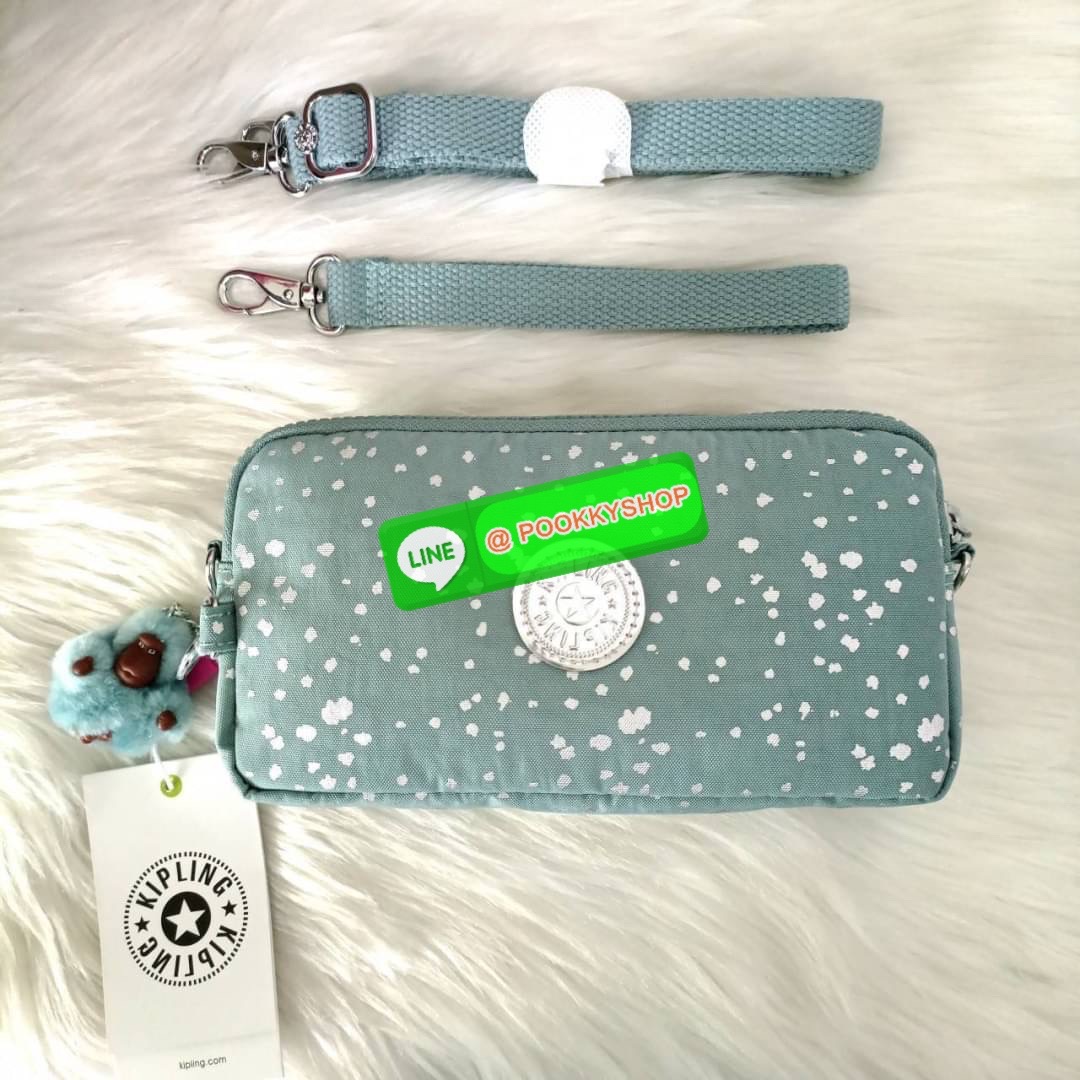 KIPLING 3 Monkey program Seoul up clutch & sling bag กระเป๋าคล้องมือ หรือ สะพายข้าง ขนาดเล็ก วัสดุ Nylon & Polyester 100% ใช้งานได้ 2 รูปแบบ มีสายสลับเปลี่ยนได้ทั้งแบบคล้องมือหรือสะพายข้าง เปิด-ปิดด้วยซิป ช่องหลักโล่ง มีช่องใส่บัตรด้านข้าง 6 ช่อง และช่องด