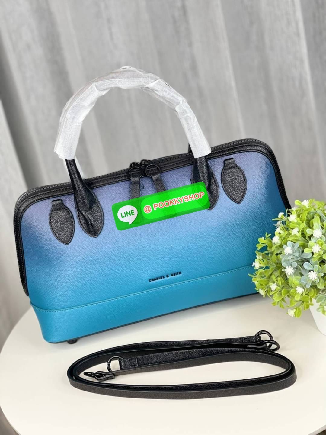 Charles&Keith แท้ Outlet กระเป๋าทรงโดม หรูหราดูไฮ มาพร้อมกับสายสะพาย สำหรับสะพายไหล่ เปิดปิดด้วยซิปคู่ ฐานตั้งอยู่ทรงใบใหญ่ จุของได้เยอะ