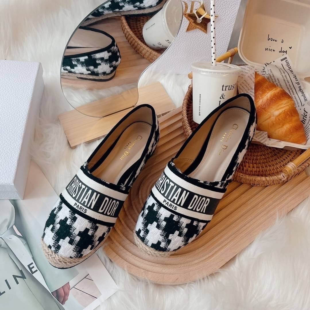 งานเข้าใหม่ พร้อมส่ง แบบใหม่ เพิ่งเข้า สลิปออนงานปอ Dior ลายใหม่ ชิโนริ ลายผ้าน่ารักมาก งานดี ปั้มแบรนด์